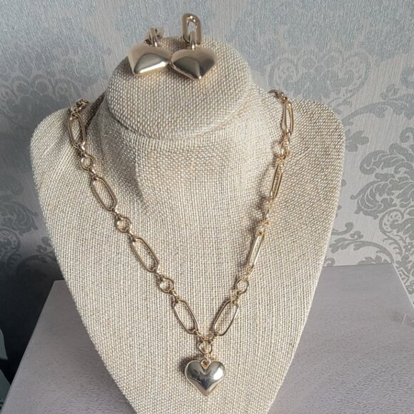 Jewelry - Gold Tone Heart Necklace Set